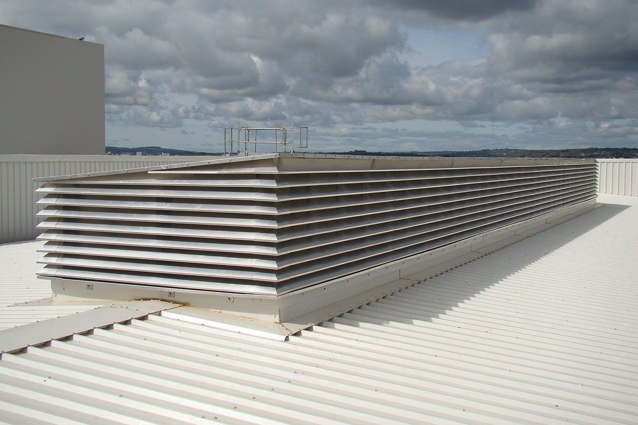 Triple-bank louvre installation for high rain defence