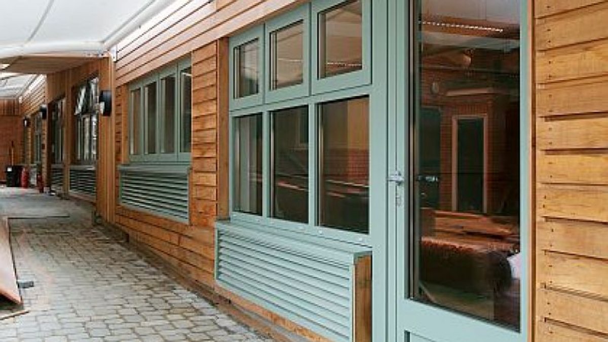 Operable louvres integrated into a glazed building façade
