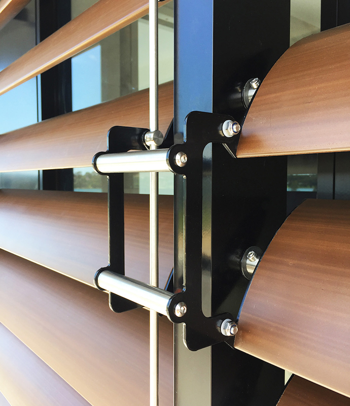 Operable louvre pivot mechanism in timber blades